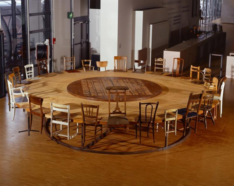 Le Centre Pompidou, un exemple frappant d’architecture moderne célèbre à Paris, avec ses conduits colorés et sa structure extérieure